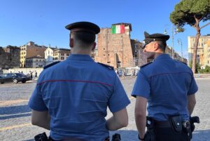 Scippi e furti nel centro di Roma, turisti nel mirino dei malviventi: blitz dei Carabinieri 1 blitz nel cuore della Capitale tra via del Corso e il Colosseo: fermati borseggiatori e ladri. Denunciate altre 9 persone