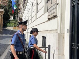 Ragazzo sequestrato, torturato e rapinato in un B&B di Roma: misure cautelari per tre giovani 1 Ragazzo sequestrato, torturato e rapinato in un B&B di Roma: misure cautelari per tre giovani 1