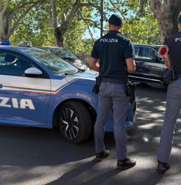 Controlli della Polizia di Stato nelle aree turistiche della Capitale. Fermati truffatori delle "tre campanelle", sventato un raggiro a un'anziana e sanzionati diversi locali