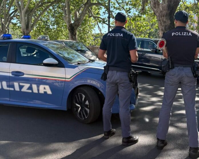 Controlli della Polizia di Stato nelle aree turistiche della Capitale. Fermati truffatori delle "tre campanelle", sventato un raggiro a un'anziana e sanzionati diversi locali