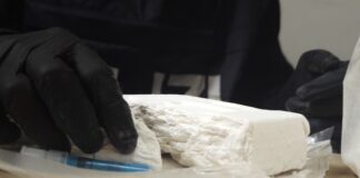 Operazione delle forze dell'ordine contro lo spaccio a Roma Est nella periferia romana tra piazze fisse, auto abbandonate e consegne itineranti