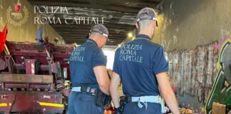 Operazione delle forze dell'ordine nel tunnel pedonale di via Volpato. Rimosse tonnellate di rifiuti, materassi e accampamenti abusivi. Gli occupanti rifiutano i soccorsi durante la bonifica alla stazione Trastevere