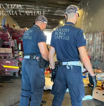 Operazione delle forze dell'ordine nel tunnel pedonale di via Volpato. Rimosse tonnellate di rifiuti, materassi e accampamenti abusivi. Gli occupanti rifiutano i soccorsi durante la bonifica alla stazione Trastevere
