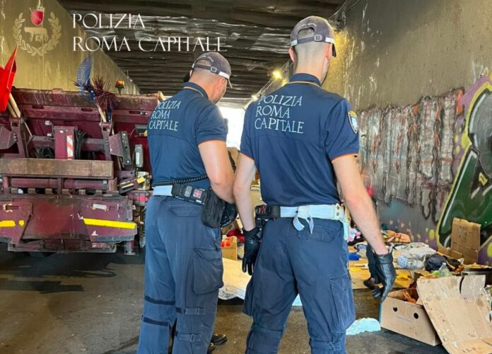polizia locale sottopasso stazione trastevere Operazione delle forze dell'ordine nel tunnel pedonale di via Volpato. Rimosse tonnellate di rifiuti, materassi e accampamenti abusivi. Gli occupanti rifiutano i soccorsi durante la bonifica alla stazione Trastevere