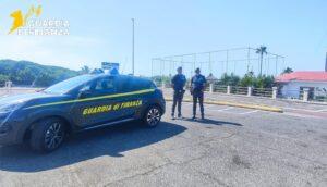 Droga, lavoro nero, abusivismo: blitz della Guardia di Finanza su litorale tra Ostia e Pomezia 1 Droga, lavoro nero, abusivismo: blitz della Guardia di Finanza su litorale tra Ostia e Pomezia 1