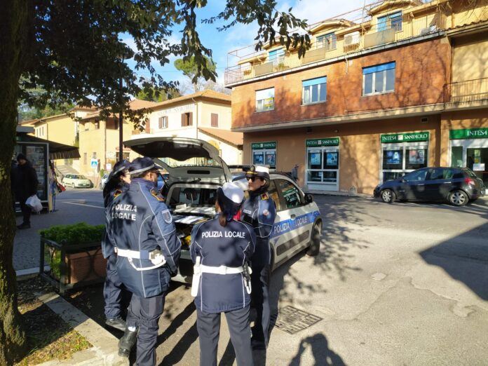 Operazione di sicurezza urbana con denunce per un'attività di ristorazione abusiva e per l'occupazione di alloggi popolari Ater. Nel mirino anche i trasgressori al volante con multe per oltre 10mila euro. Il bilancio dei controlli a Grottaferrata