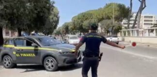 La Guardia di Finanza mette a segno un'ampia operazione tra Quarticciolo, Tor Sapienza e Ostia: tre persone denunciate, sequestrati stupefacenti e un'arma bianca