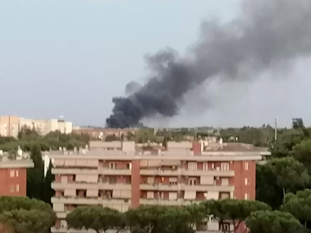 Incendio e colonna di fumo nero sopra all'Eur, avvertite esplosioni (VIDEO) 2