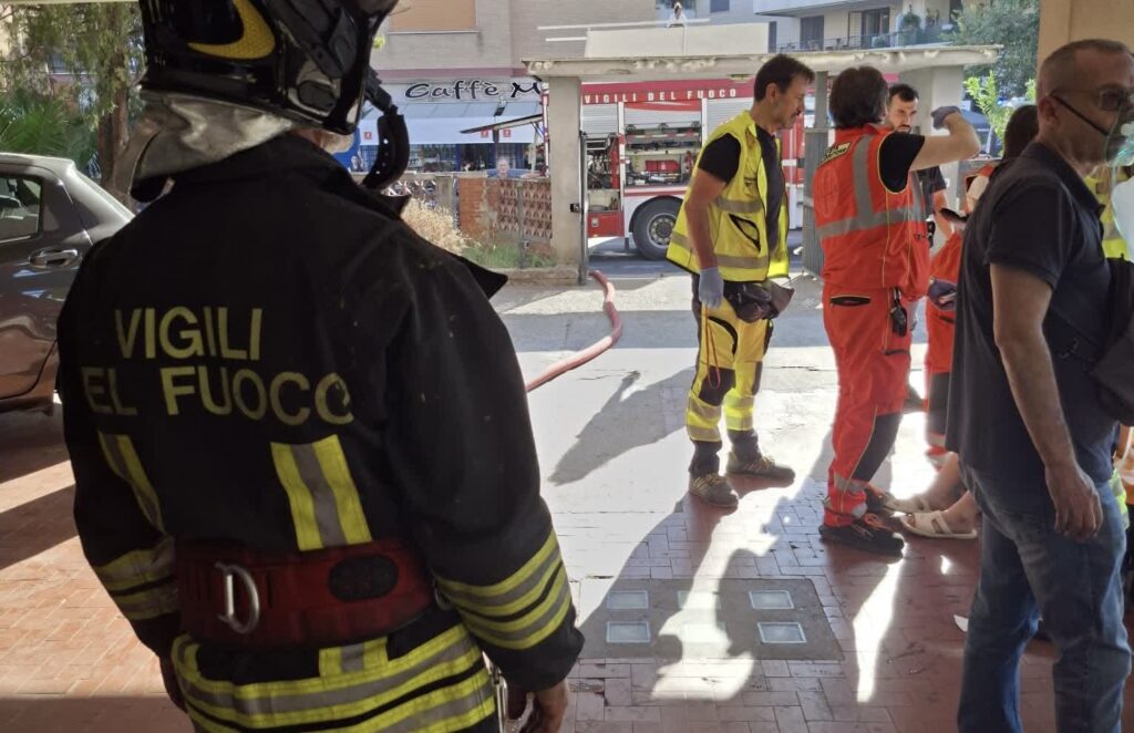 Incendio in una palazzina a Portuense: quattro intossicati in ospedale 1