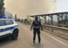 Incendio tra Roma e Pomezia: a fuoco sterpaglie e legname, chiusa via della Solfarata
