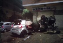 Schianto in piena notte a Ostia: due auto sul marciapiede, tre i feriti. Uno grave