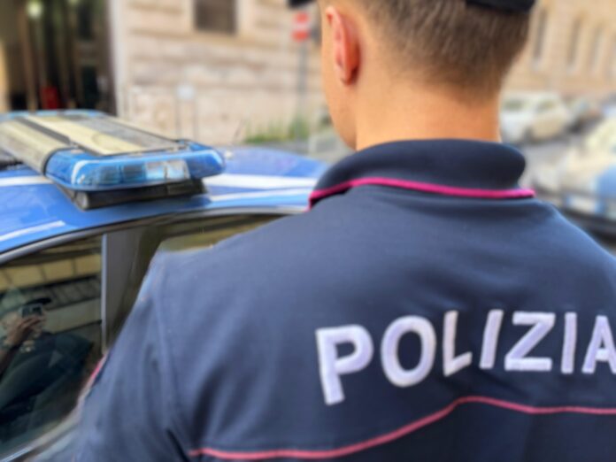 L'ispezione della polizia in macelleria svela pessime condizioni igieniche e la mancanza di autorizzazioni per il laboratorio. Attività sospesa