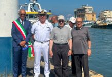 La processione marittima "Maria Stella del Mare" è salpato dal porto con a bordo il Vescovo Ruzza. L'imbarcazione viaggerà verso nord fino a Montalto di Castro, portando un momento di preghiera lungo la costa