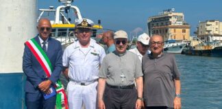 La processione marittima "Maria Stella del Mare" è salpato dal porto con a bordo il Vescovo Ruzza. L'imbarcazione viaggerà verso nord fino a Montalto di Castro, portando un momento di preghiera lungo la costa