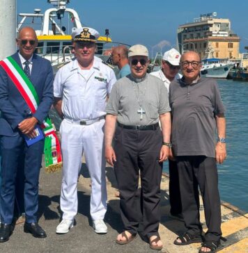 La processione marittima "Maria Stella del Mare" è salpato dal porto con a bordo il Vescovo Ruzza. L'imbarcazione viaggerà verso nord fino a Montalto di Castro, portando un momento di preghiera lungo la costa