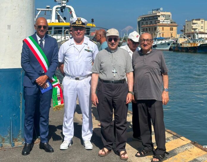 La processione marittima "Maria Stella del Mare" è salpato dal porto con a bordo il Vescovo Ruzza. L'imbarcazione viaggerà verso nord fino a Montalto di Castro, portando un momento di preghiera lungo la costa