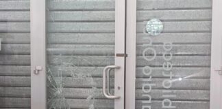 Incursione nei locali di piazza Capelvenere. I vandali hanno danneggiato la porta d'ingresso e portato via alcuni oggetti, costringendo la biblioteca Sandro Onofri alla chiusura temporanea
