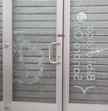 Incursione nei locali di piazza Capelvenere. I vandali hanno danneggiato la porta d'ingresso e portato via alcuni oggetti, costringendo la biblioteca Sandro Onofri alla chiusura temporanea