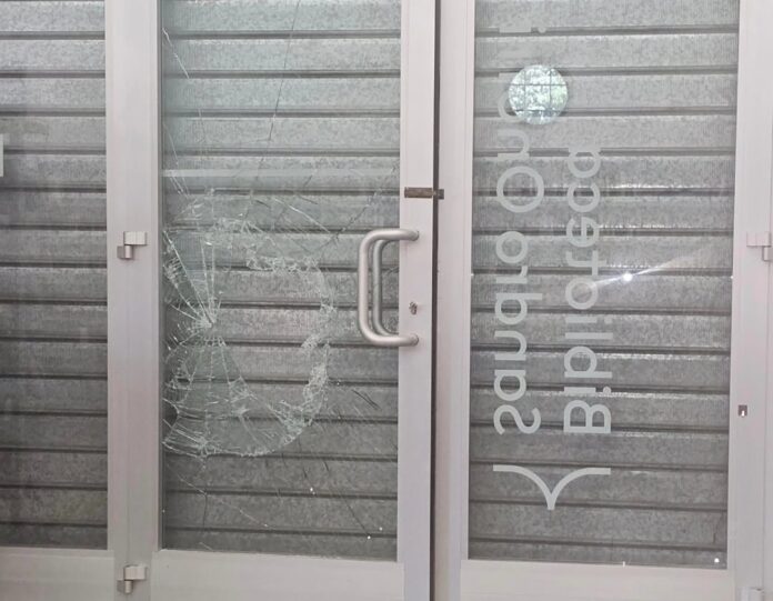 Incursione nei locali di piazza Capelvenere. I vandali hanno danneggiato la porta d'ingresso e portato via alcuni oggetti, costringendo la biblioteca Sandro Onofri alla chiusura temporanea