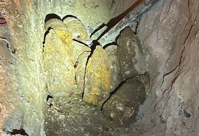 Dieci bombe inesplose sono emerse durante i lavori a un ponte. Sul posto sono intervenuti gli artificieri dell'Esercito per la messa in sicurezza e la bonifica dell'area. Linea interrotta fino al mattino 