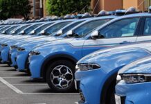 Droga venduta per saldare un debito e nascosta nell’auto: 4 arresti dopo blitz della Polizia