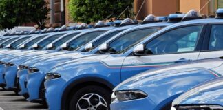 Droga venduta per saldare un debito e nascosta nell’auto: 4 arresti dopo blitz della Polizia