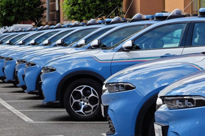 Droga venduta per saldare un debito e nascosta nell’auto: 4 arresti dopo blitz della Polizia
