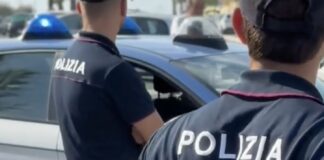 Operazione contro lo spaccio a Civitavecchia: la Polizia scopre un laboratorio in casa con oltre 70 dosi, bilancini e i registri dei clienti
