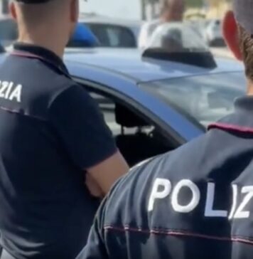 Operazione contro lo spaccio a Civitavecchia: la Polizia scopre un laboratorio in casa con oltre 70 dosi, bilancini e i registri dei clienti