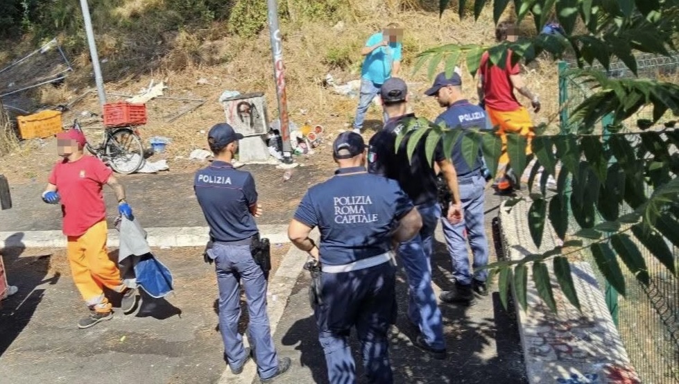 Blitz al Gianicolo: la Polizia Locale sgombera la favela sotto al colle. Demolite 7 baracche (VIDEO) 1