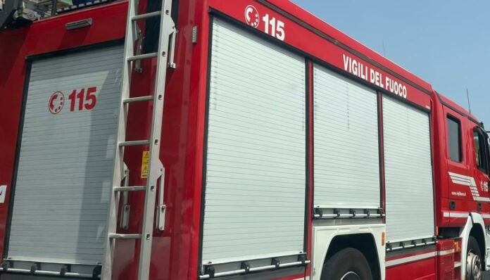vigili del fuoco cp Incendio divampa vicino a via Aurelia: strade chiuse e traffico deviato