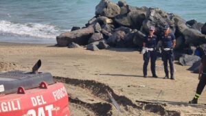 Ruspe dei vigili del fuoco pronte a rimuovere anche le macerie dello Shilling a Ostia (VIDEO) 1