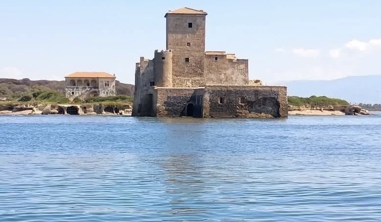 Torre Astura resta sbarrata: niente mare a luglio. E spunta l'allarme per il crollo della fortezza 2