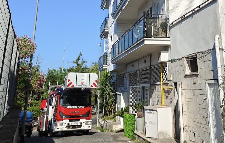Incendio in un palazzo a Labaro: evacuate 10 persone. Due bambini piccoli al Gemelli 1 Incendio in un palazzo a Labaro: evacuate 10 persone. Due bambini piccoli al Gemelli 1
