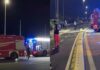 Fiamme e fumo denso nella tarda serata di ieri nella struttura balneare chiusa dal 2024 e tra quelle destinate alle demolizioni del Comune