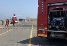 Barca in fiamme a Tor San Lorenzo: due feriti gravi salvati in elicottero