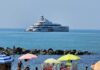 Un lussuoso super yacht a Ostia ha catturato l'attenzione di bagnanti e passanti: l'imbarcazione extralusso ha gettato l'ancora a poche centinaia di metri dalla riva