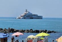 Un lussuoso super yacht a Ostia ha catturato l'attenzione di bagnanti e passanti: l'imbarcazione extralusso ha gettato l'ancora a poche centinaia di metri dalla riva