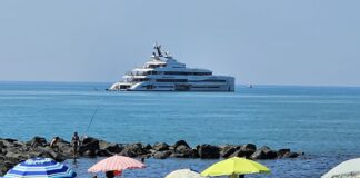 Un lussuoso super yacht a Ostia ha catturato l'attenzione di bagnanti e passanti: l'imbarcazione extralusso ha gettato l'ancora a poche centinaia di metri dalla riva