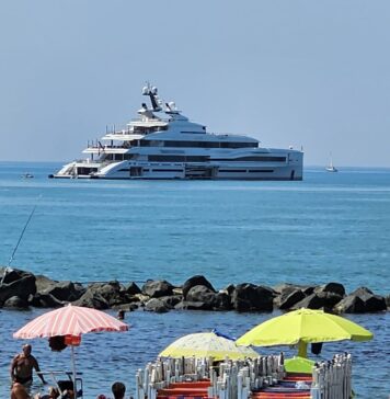 Un lussuoso super yacht a Ostia ha catturato l'attenzione di bagnanti e passanti: l'imbarcazione extralusso ha gettato l'ancora a poche centinaia di metri dalla riva