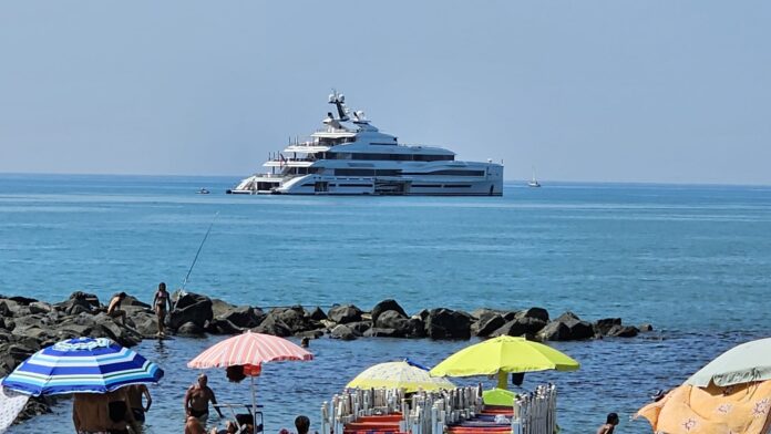 Un lussuoso super yacht a Ostia ha catturato l'attenzione di bagnanti e passanti: l'imbarcazione extralusso ha gettato l'ancora a poche centinaia di metri dalla riva