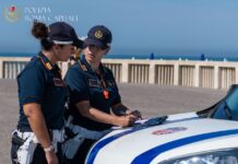 A Ostia un parcheggiatore abusivo aggredisce i vigili durante un controllo: scatta l'arresto, denunciata anche la donna che era con lui