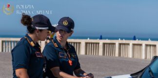 A Ostia un parcheggiatore abusivo aggredisce i vigili durante un controllo: scatta l'arresto, denunciata anche la donna che era con lui