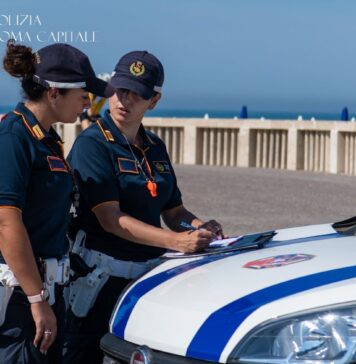 A Ostia un parcheggiatore abusivo aggredisce i vigili durante un controllo: scatta l'arresto, denunciata anche la donna che era con lui