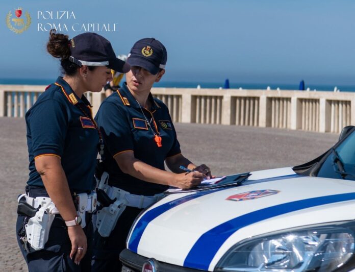 A Ostia un parcheggiatore abusivo aggredisce i vigili durante un controllo: scatta l'arresto, denunciata anche la donna che era con lui