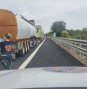 Inferno di caldo sulla A1: furgone si ribalta, 5 km di coda e un morto. Volontari tra le auto per distribuire l’acqua Home 1