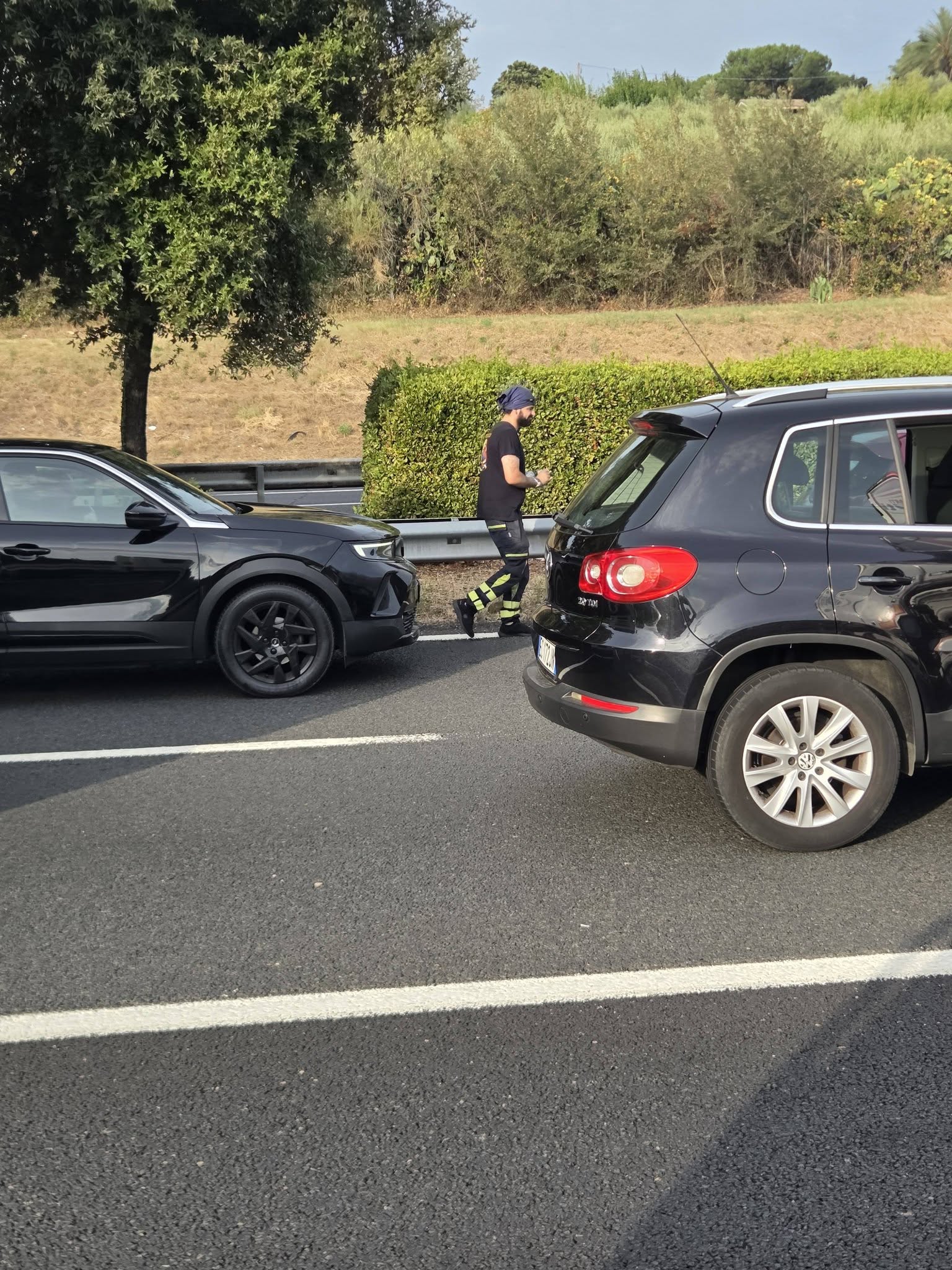 Inferno di caldo sulla A1: furgone si ribalta, 5 km di coda e un morto. Volontari tra le auto per distribuire l'acqua 2