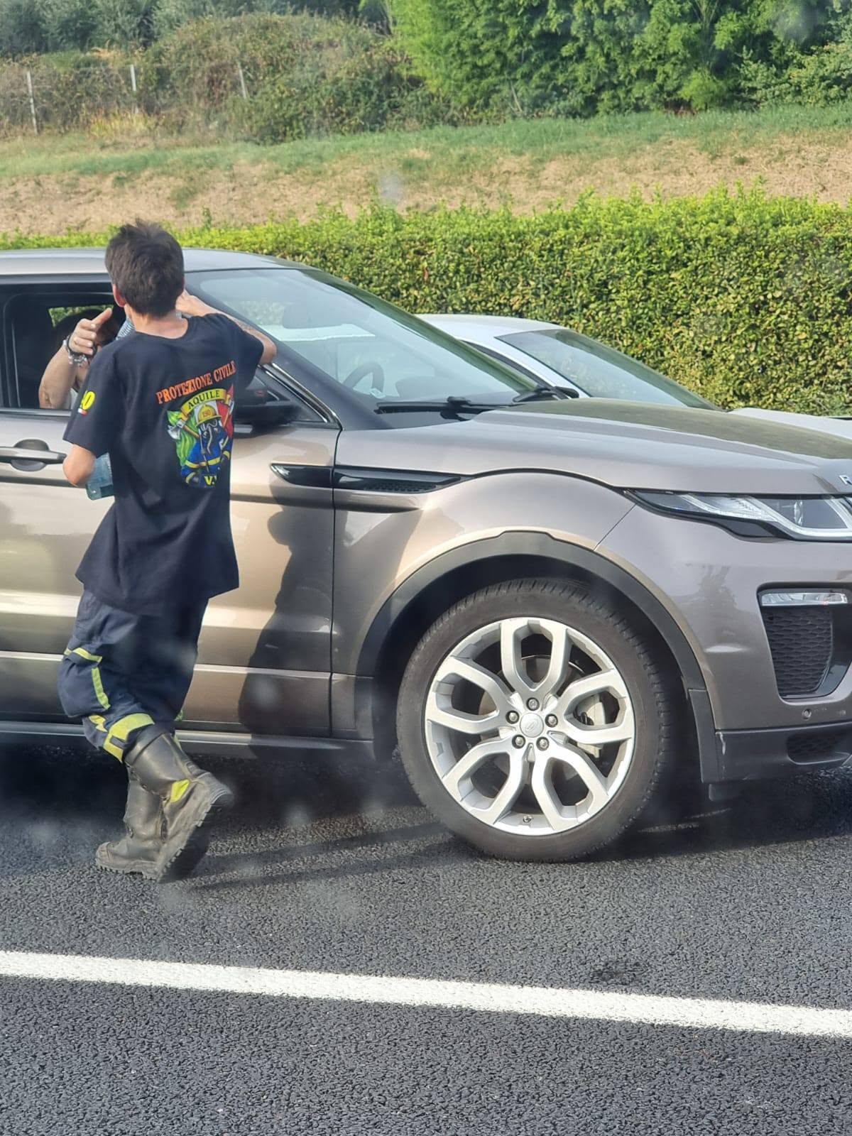 Inferno di caldo sulla A1: furgone si ribalta, 5 km di coda e un morto. Volontari tra le auto per distribuire l'acqua 1