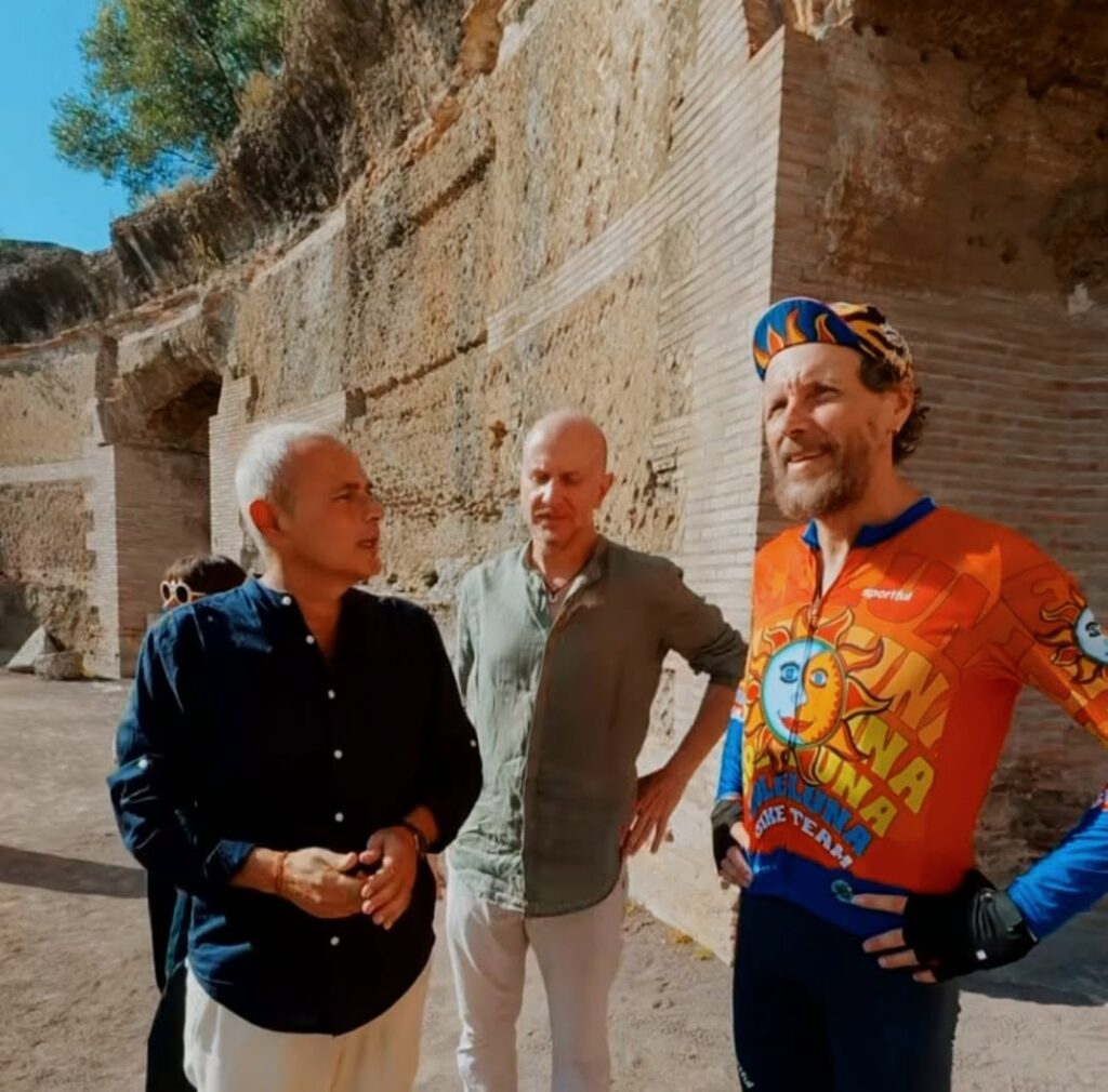 Jovanotti in bicicletta a Villa Adriana: la pedalata lenta del «JovaGiro» incontra l'Imperatore 1