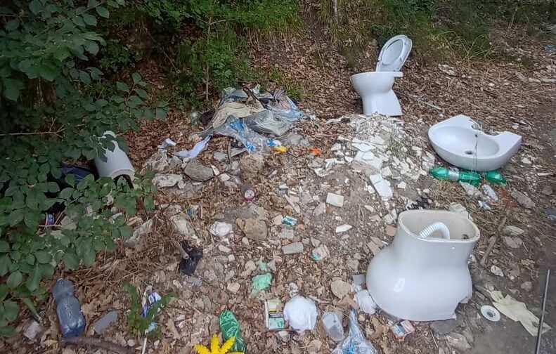 Incastrato dalle fototrappole mentre scarica rifiuti nel Parco di Bracciano-Martignano, sanzionato un 58enne